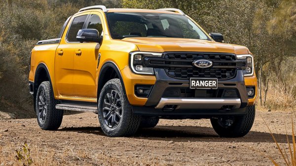 Ford Ranger е здрав, издръжлив и способен, но изненадващо икономичен и приятен за шофиране. Той се представя страхотно в зимно време и има много функции за безопасност, които помагат за намаляване на риска от опасности и го правят един от най-добрите автомобили за шофиране в сняг. Има различни версии за различните типове шофьори – някои са по-подходящи за работещите на открито, а други са насочени към семействата и шофьорите, предпочитащи да прекарват свободното си време на излети в планината. 
Впечатлява и големият просвет на Ford Ranger, което го прави страхотно превозно средство за дълбок сняг. Предлага се със задвижване на четирите колела като стандарт, което дава повече контрол и сцепление при шофиране по заледени повърхности. Ще намерите и автоматичен контрол на сцеплението, контрол на стабилността и антиблокираща спирачна система. Всички тези характеристики намаляват вероятността от злополуки. 
Отвътре Ranger е много удобна кола. Получавате плюшени седалки с много опции за регулиране, прилична информационно-развлекателна система (някои модели имат голям сензорен екран, който се свързва с вашия смартфон чрез Bluetooth) и други полезни технологии. 
